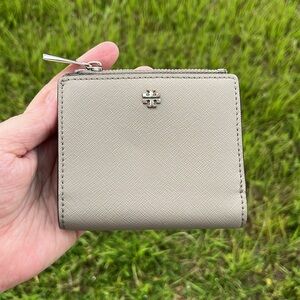 EUC Tory Burch Bifold Wallet in Color Taupe